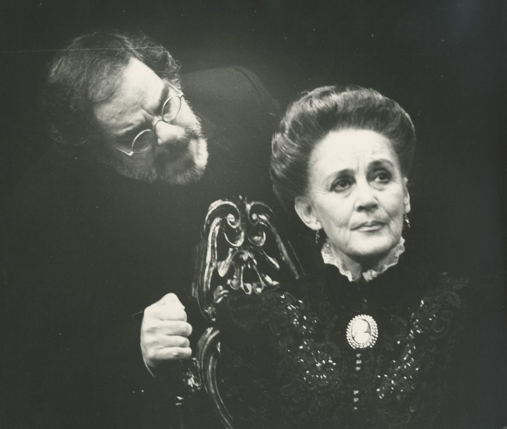 Η εποχή στο θέατρο | Αν η κ. Άλβιγκ λεγόταν κ. Παπαδοπούλου