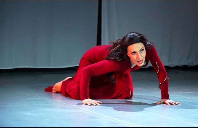 “Μήδειας απολογία” με την Αμαλία Στρινοπούλου στο θέατρο Αυλαία